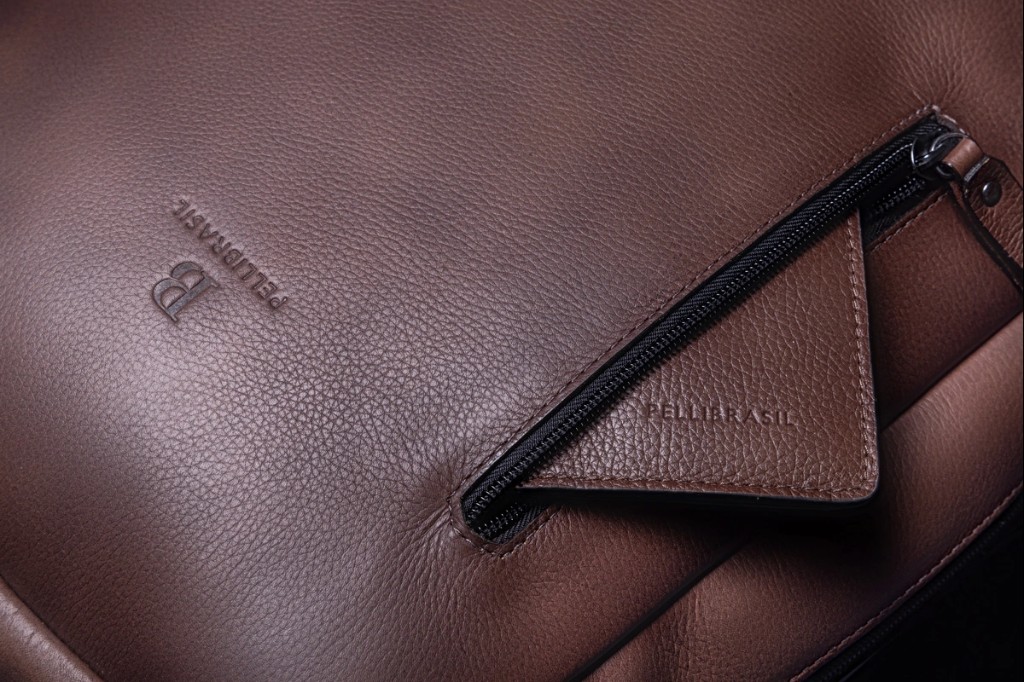 detalhes mochila de couro pelli brasil