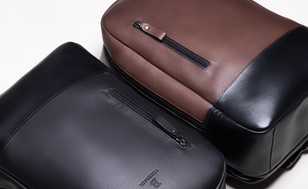 mochilas de couro na cor preto e caf&eacute; pelli brasil