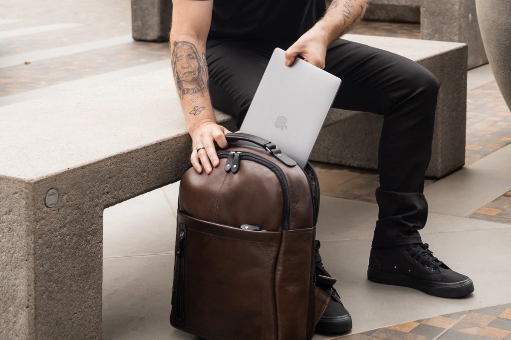 Mochila de couro para notebook 15.6 Pelli Brasil com compartimento acolchoado