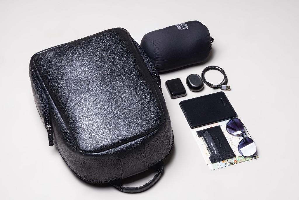 Mochila de couro masculina Pelli Brasil em fundo neutro