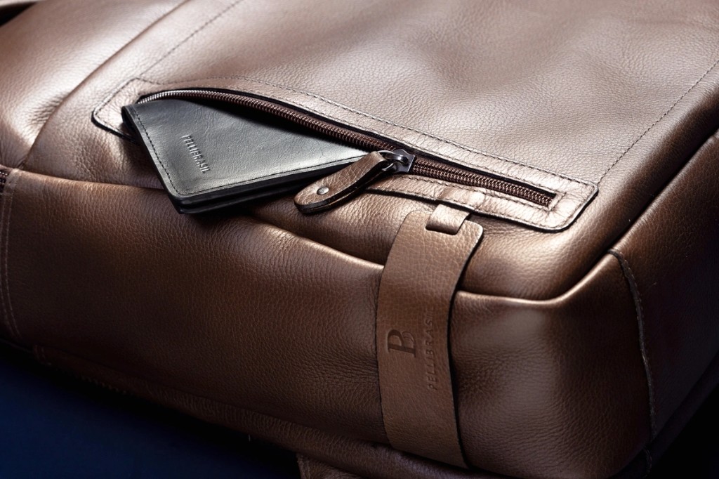 Detalhe da textura do couro leg&iacute;timo da mochila Pelli Brasil