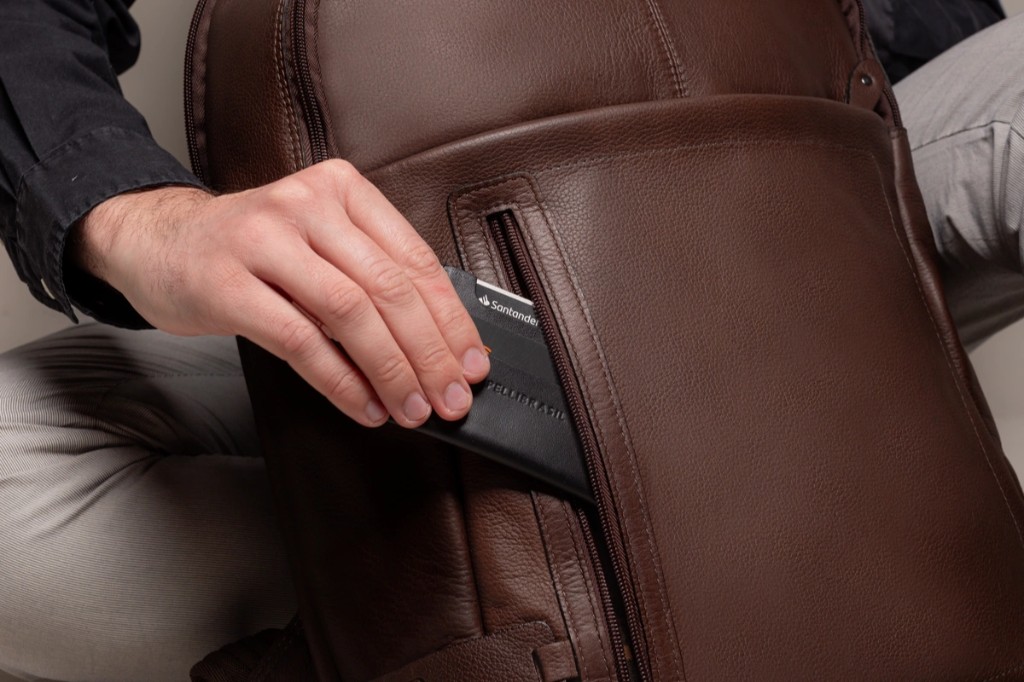 Detalhe de costura e ferragem da mochila de couro Pelli Brasil para notebook 17