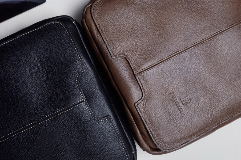 Detalhe do couro legítimo da bolsa tiracolo Pelli Brasil