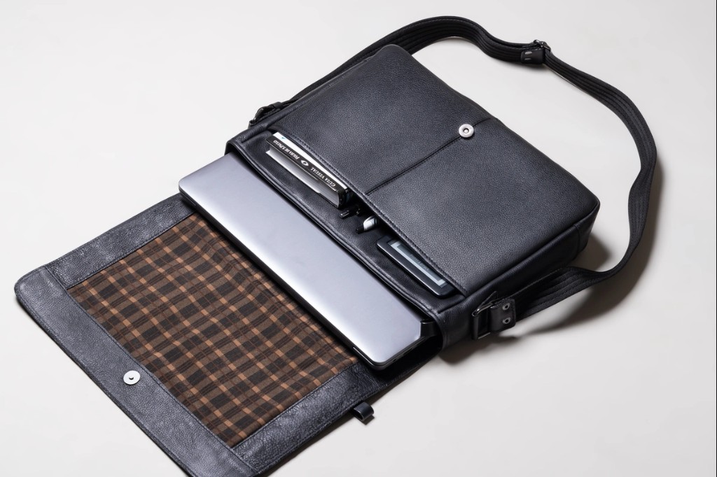 Bolsa carteiro de couro Pelli Brasil com notebook e organização interna