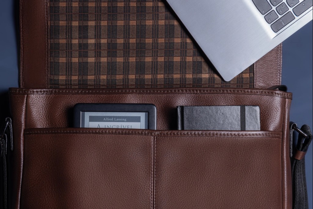 Detalhe do couro legítimo e acabamento da bolsa masculina Pelli Brasil