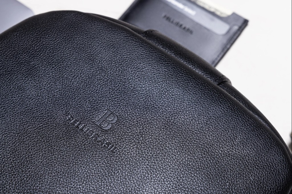 Detalhe do couro legítimo de qualidade da mochila Pelli Brasil