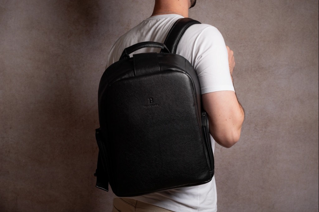 Mochila de couro masculina Pelli Brasil em uso profissional