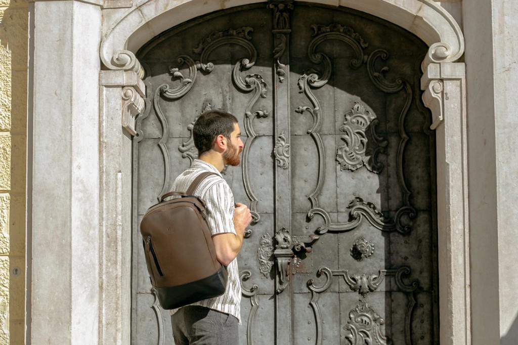 Mochila executiva de couro Pelli Brasil em viagem de trabalho