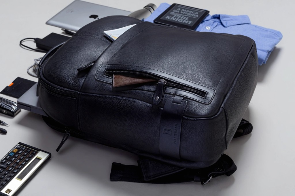 Detalhe de construção e qualidade da mochila executiva de couro Pelli Brasil
