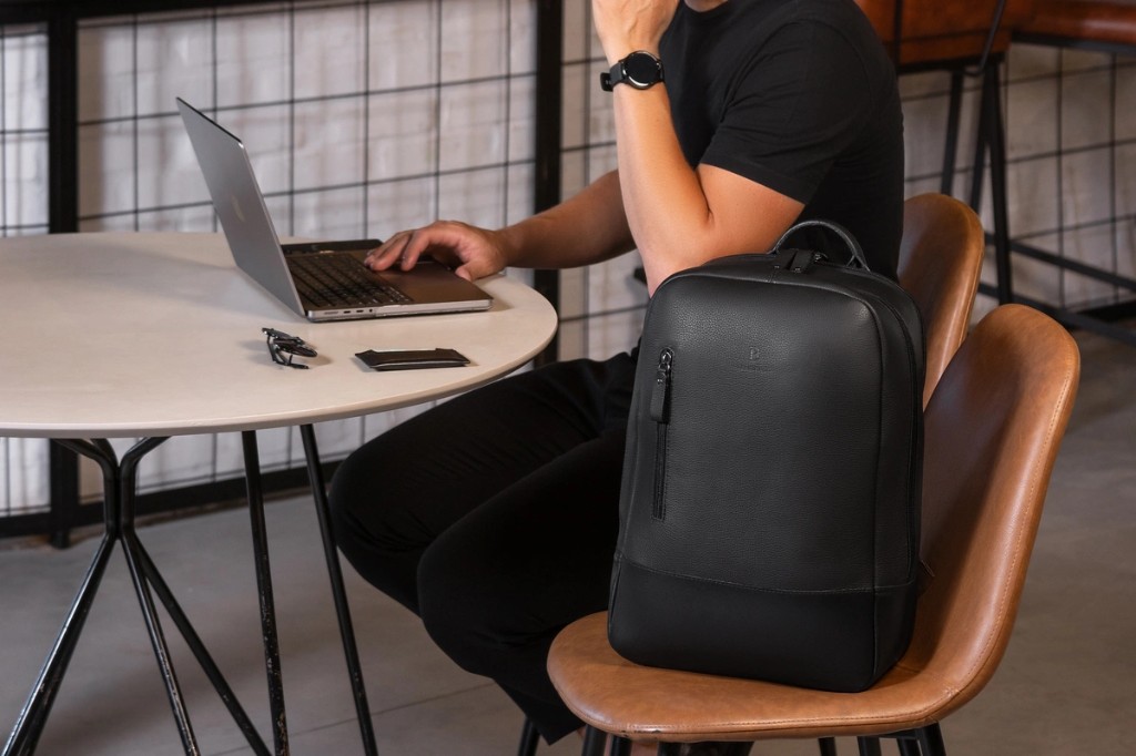 Mochila executiva de couro masculina Pelli Brasil em ambiente de trabalho