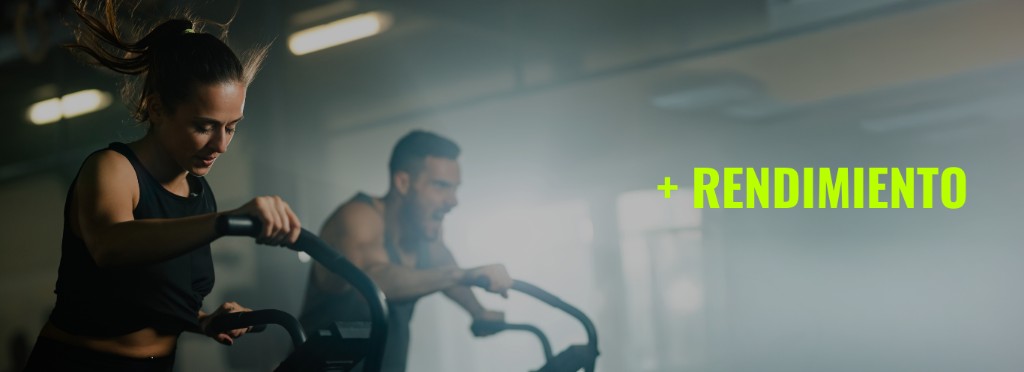 Entrenamiento de alta intensidad en el gimnasio para potenciar los efectos de la creatina monohidrato en el rendimiento muscular.
