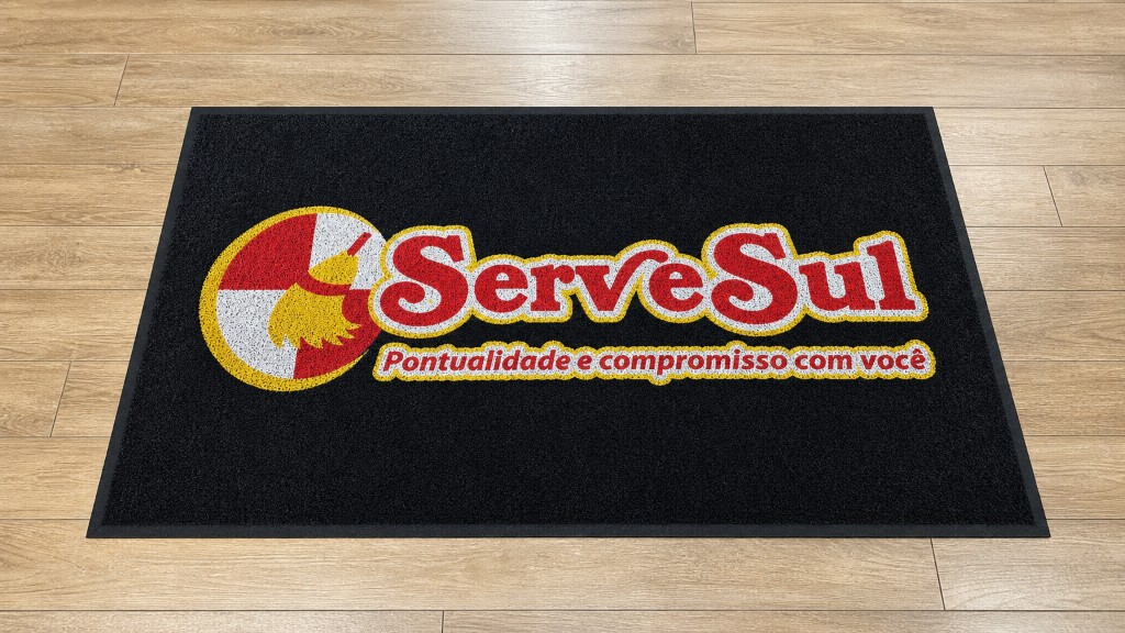 Capacho personalizado da Servesul com logo e identidade da empresa, instalado na entrada sobre piso premium, ideal para empresas e estabelecimentos comerciais.