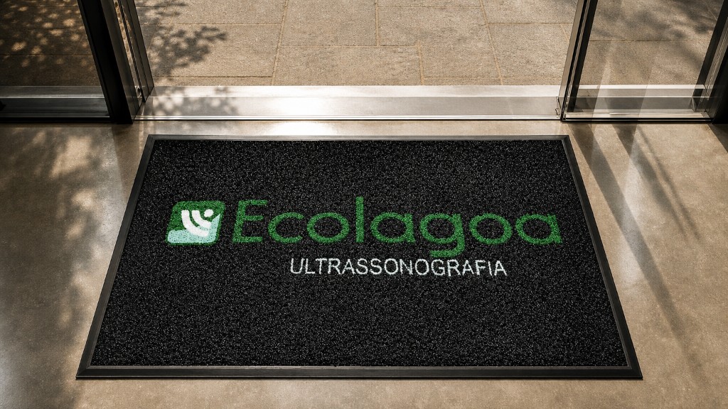 Capacho personalizado da clínica de ultrassonografia Ecolagoa com logotipo verde e nome em branco, instalado na entrada sobre piso premium, ideal para estabelecimentos de saúde.