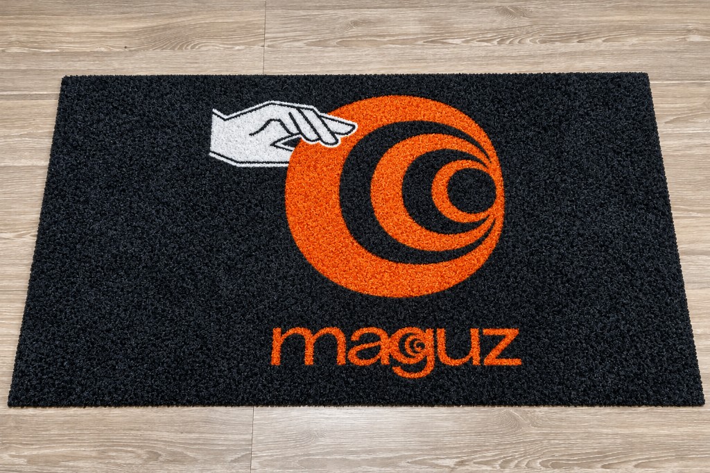 Tapete Nylon Premium personalizado com logo Maguiz, textura aveludada de pile alto, sobre piso claro — Visibil