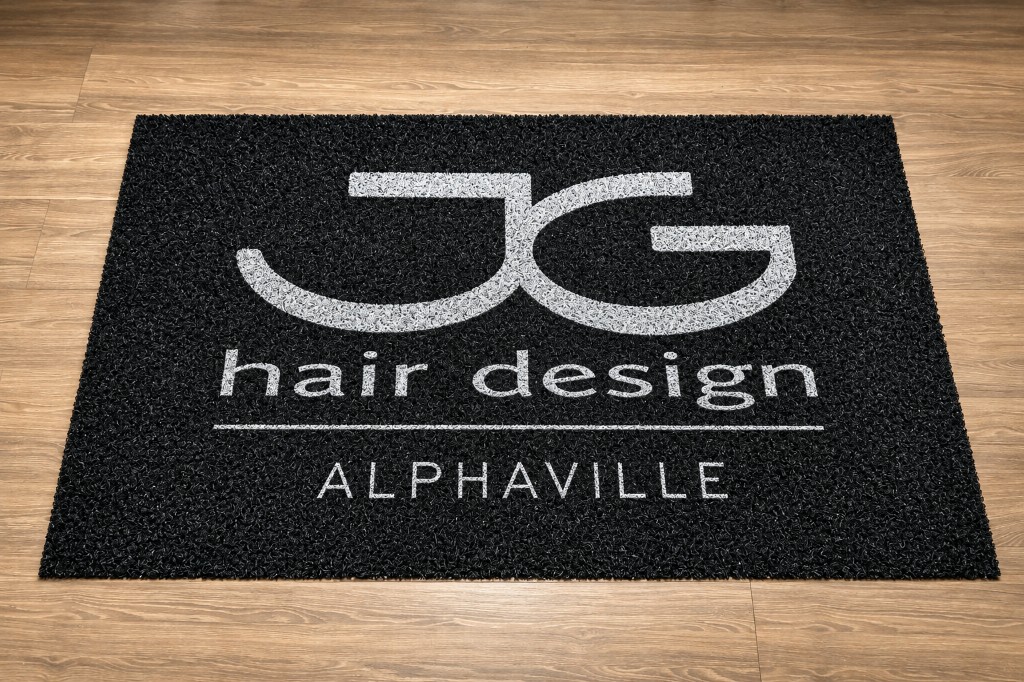 Capacho de vinil 10mm personalizado com logo JG, superfície robusta e antiderrapante, sobre piso claro — Visibil