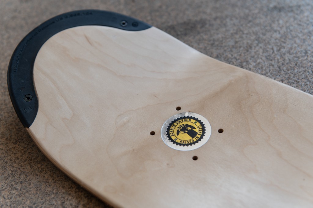 Detalhe do shape de skate com TIPtech da 4Msb, mostrando acabamento, durabilidade e tecnologia aplicada ao skate.