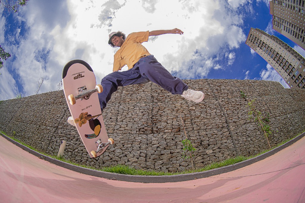 Skatista executando um ollie em pista urbana, representando evolução, controle e prática no skate de rua.