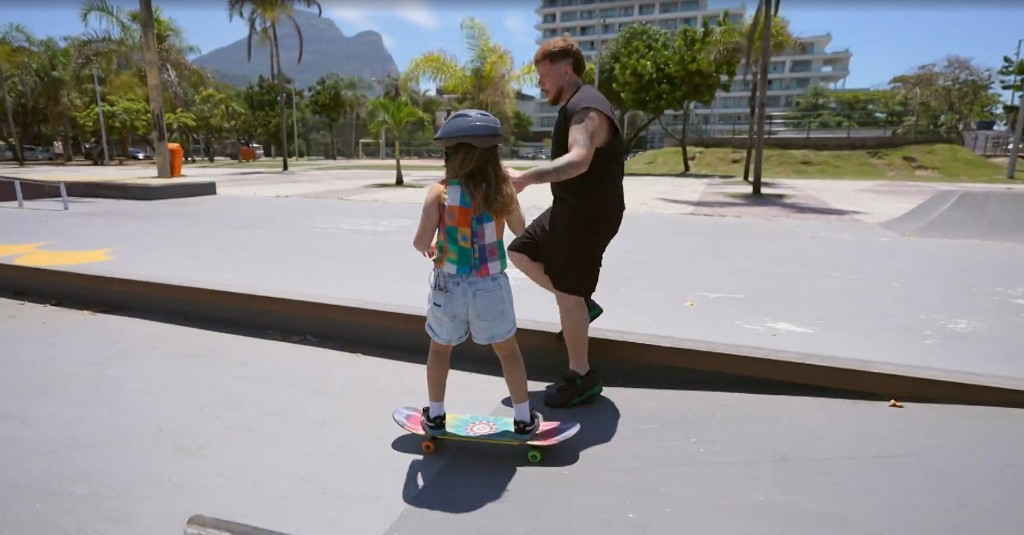 Ferrugem ensinando a filha a andar de skate na Pra&ccedil;a do &Oacute;, no Rio de Janeiro