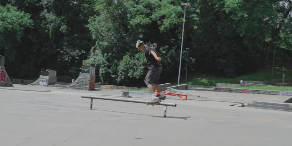 Jo&atilde;o Richter executa manobra durante sess&atilde;o de skate no IAPI Skate Plaza