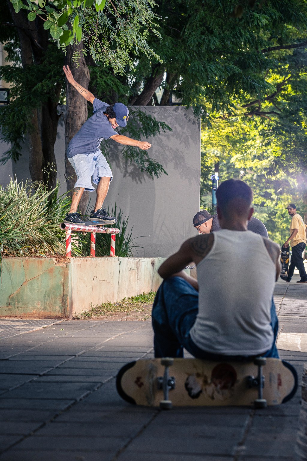 Skatista executando manobra de grind em um corrimão de rua, exigindo alta resistência e performance do melhor shape para manobras no asfalto.