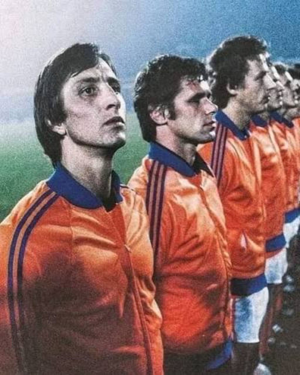 Detalhe da camisa de duas listras usada por Johan Cruyff