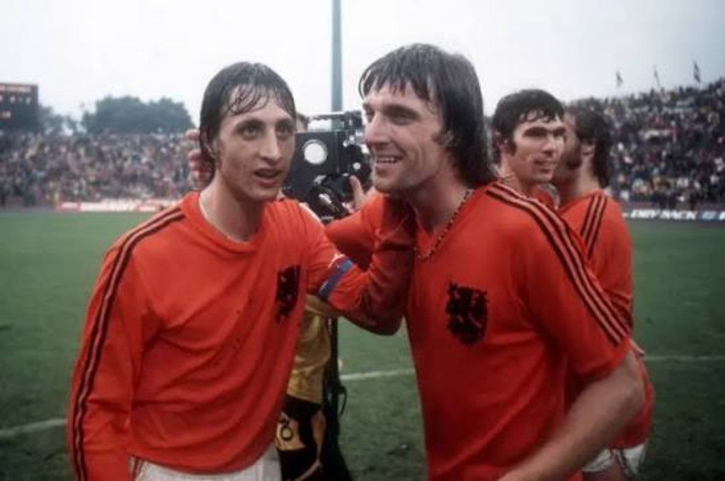 Johan Cruyff em campo pela sele&ccedil;&atilde;o da Holanda em 1974