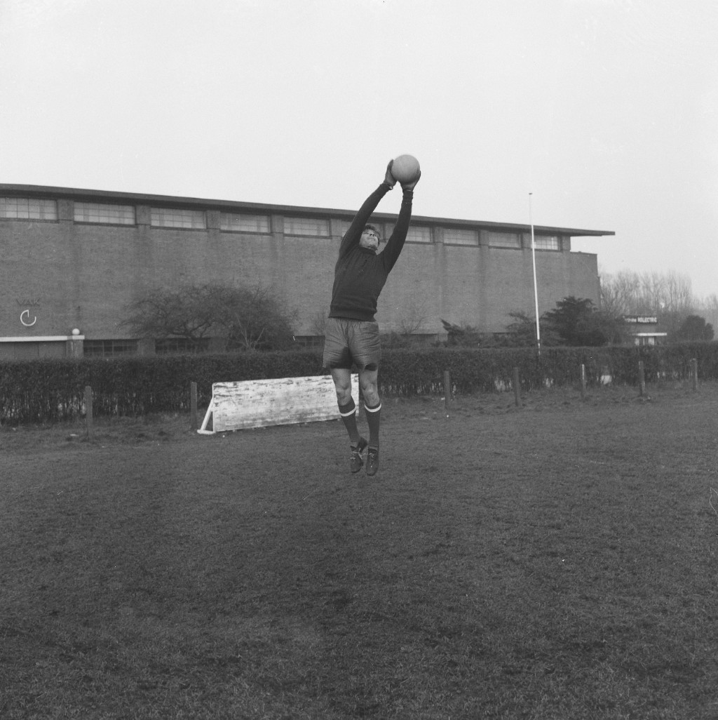 Lev Yashin saltando para agarrar uma bola em um treino de 1960