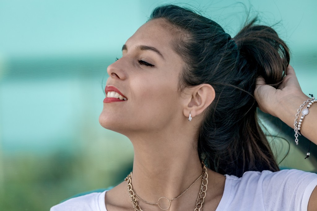 Brincos de aço cirúrgico dourado com acabamento brilhante, que não escurece com o tempo. Uma escolha elegante e segura para quem tem pele sensível.