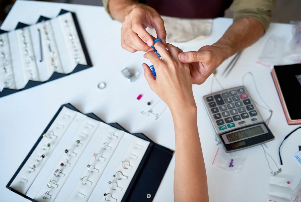 homem faz or&ccedil;amento de um anel de semijoias para festas