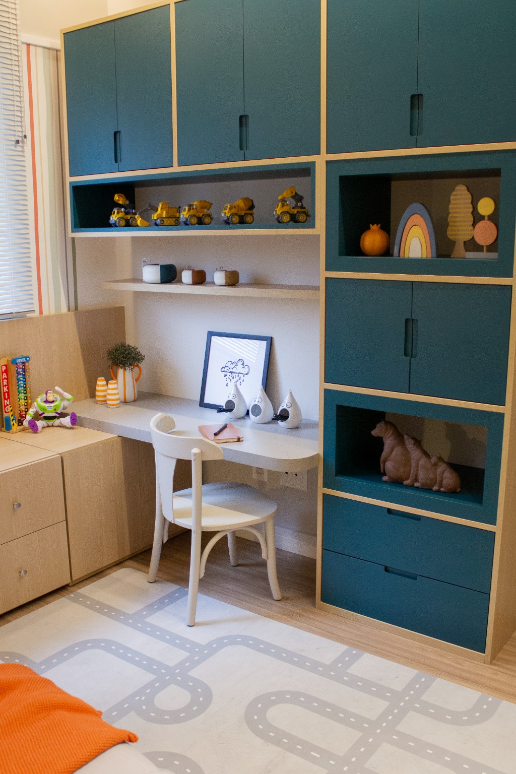 Cantinho de estudos do Bernardo com armários e adornos IN8