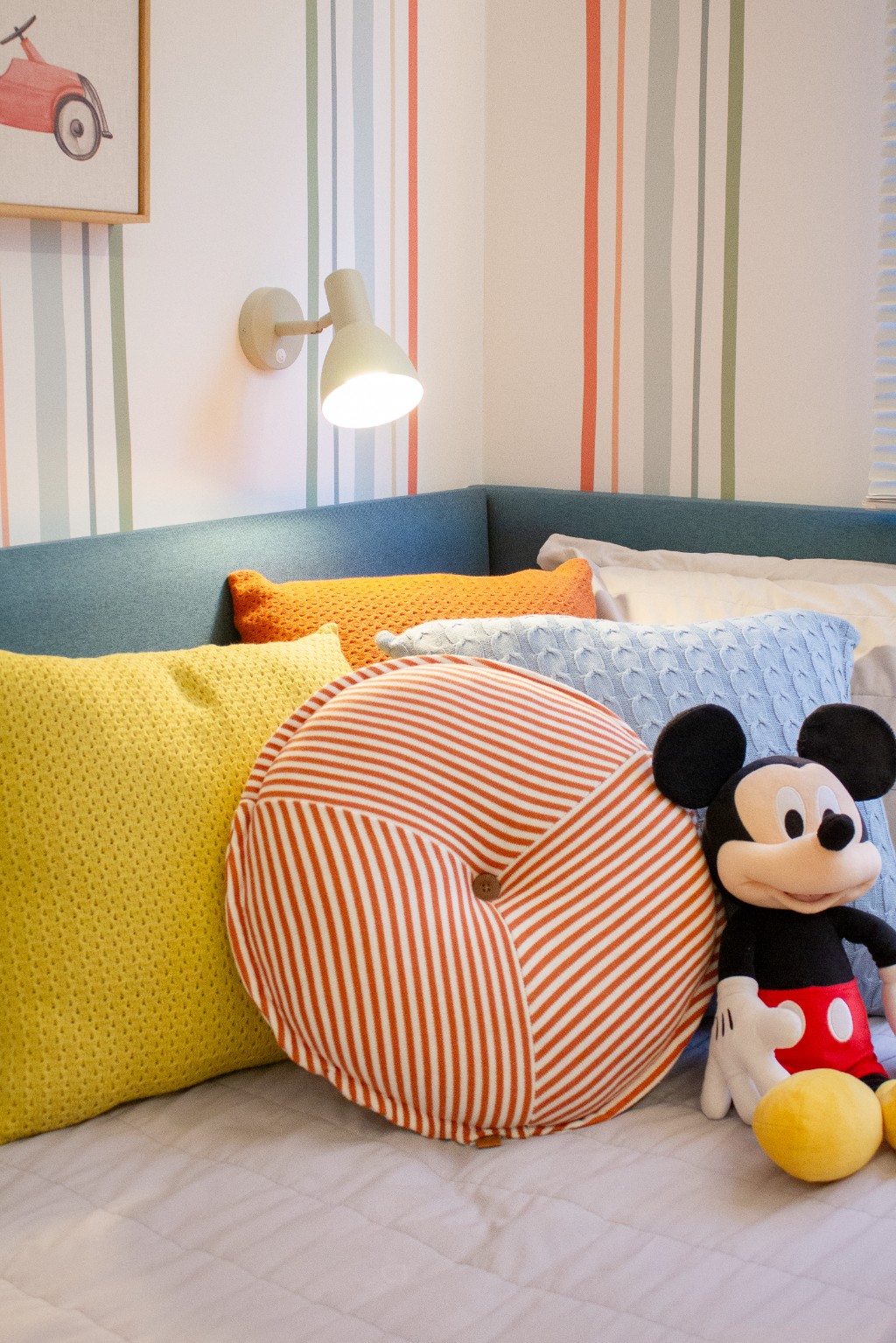 Detalhe da composição de almofadas Rian no quarto do Bernardo