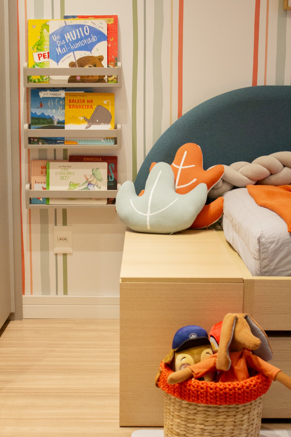 Cesto de palha com pelúcias e almofadas leaf telha e tuli azul Rian Tricot