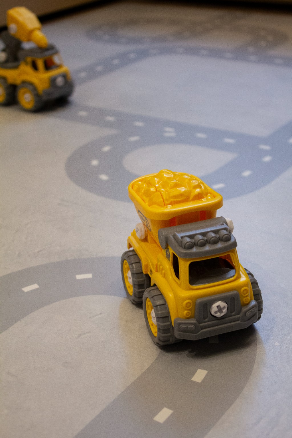 Playmat pista com carrinhos no quarto do Bernardo