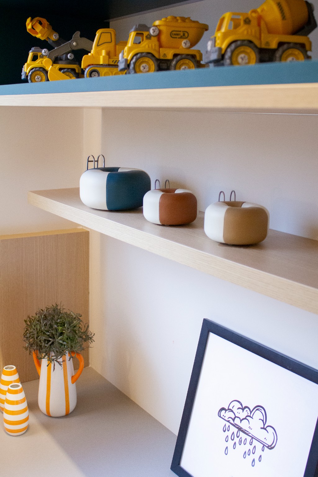 Adornos boia de piscina com vasos e quadro, e coleção de carrinhos brinquedo