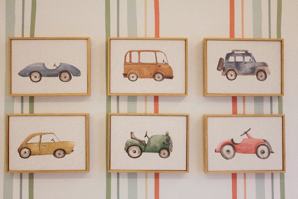 Coleção completa dos 06 quadros Vrum Vrum vintage no quarto do Bernardo