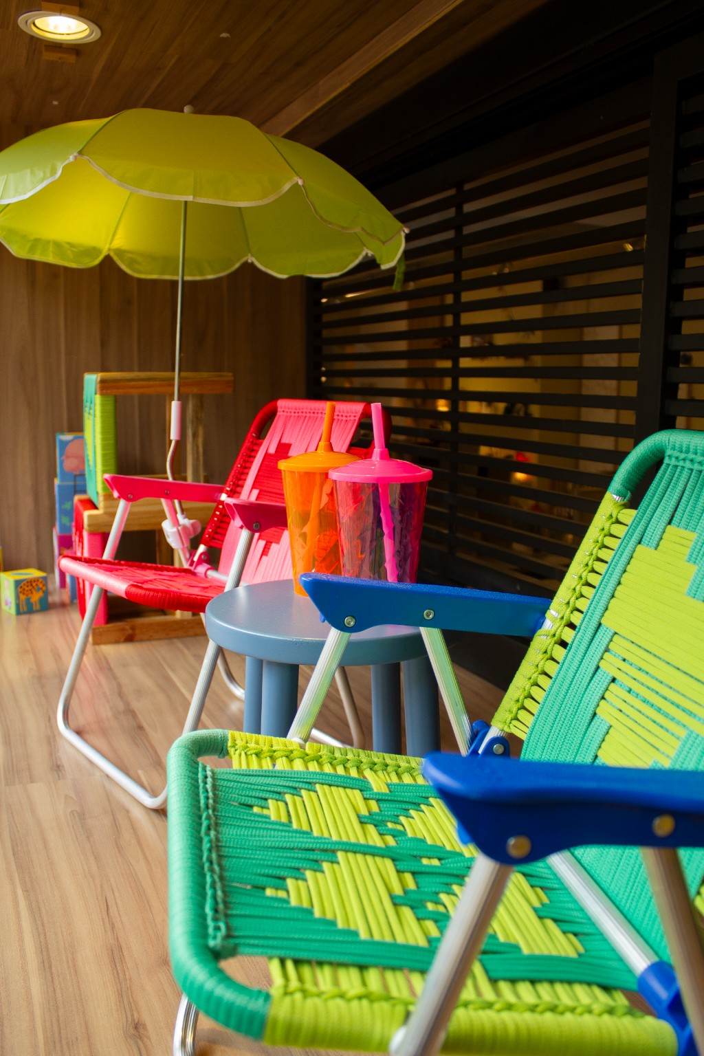 Vitrine de ver&atilde;o IN8 com mini cadeiras de praia Tissa Studio Andorinha