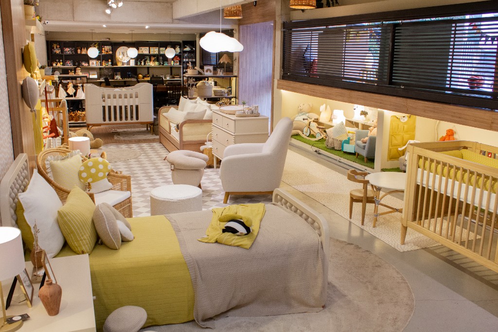 Showroom IN8 em tons de amarelo e palha