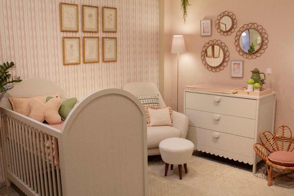 Quarto infantil rosa com papel de parede IN8 Raie e Bouquet