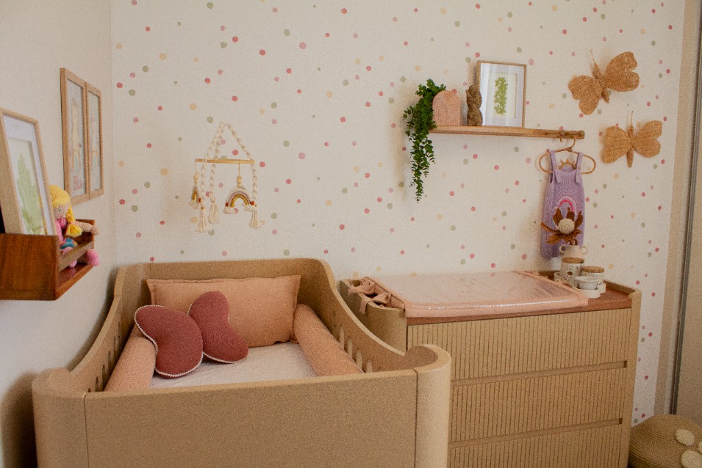 Quarto de beb&ecirc; Bia com decora&ccedil;&atilde;o acolhedora