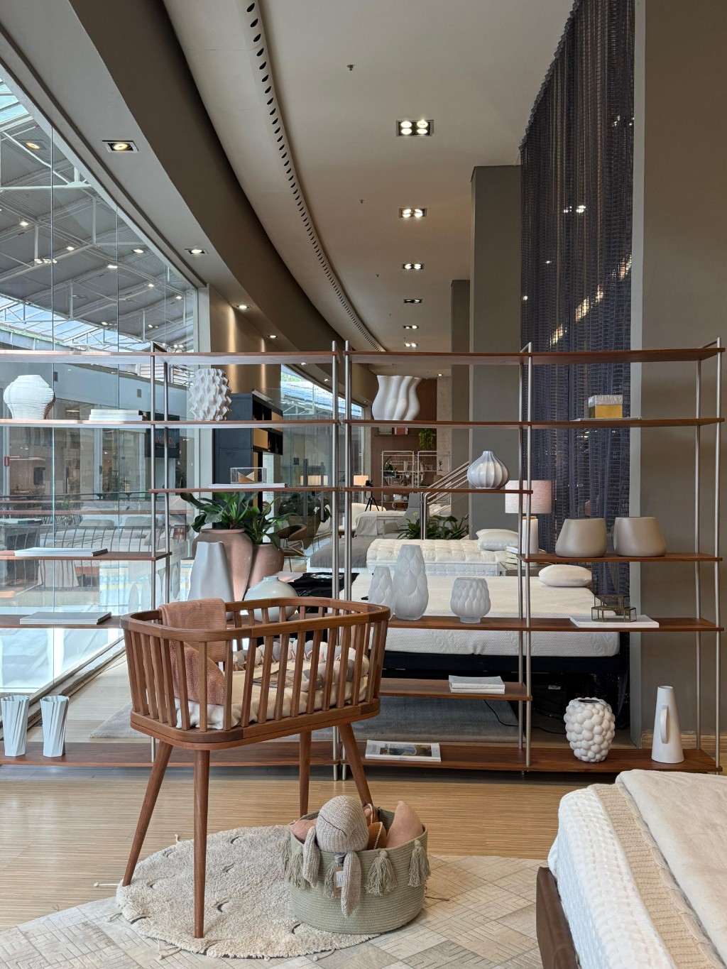 Vitrine Prima Linea com mini ber&ccedil;o Ninho e enxoval Rian Tricot