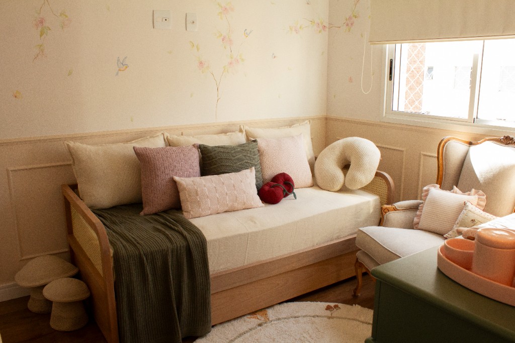 Quarto de beb&ecirc; Teresa com decora&ccedil;&atilde;o acolhedora