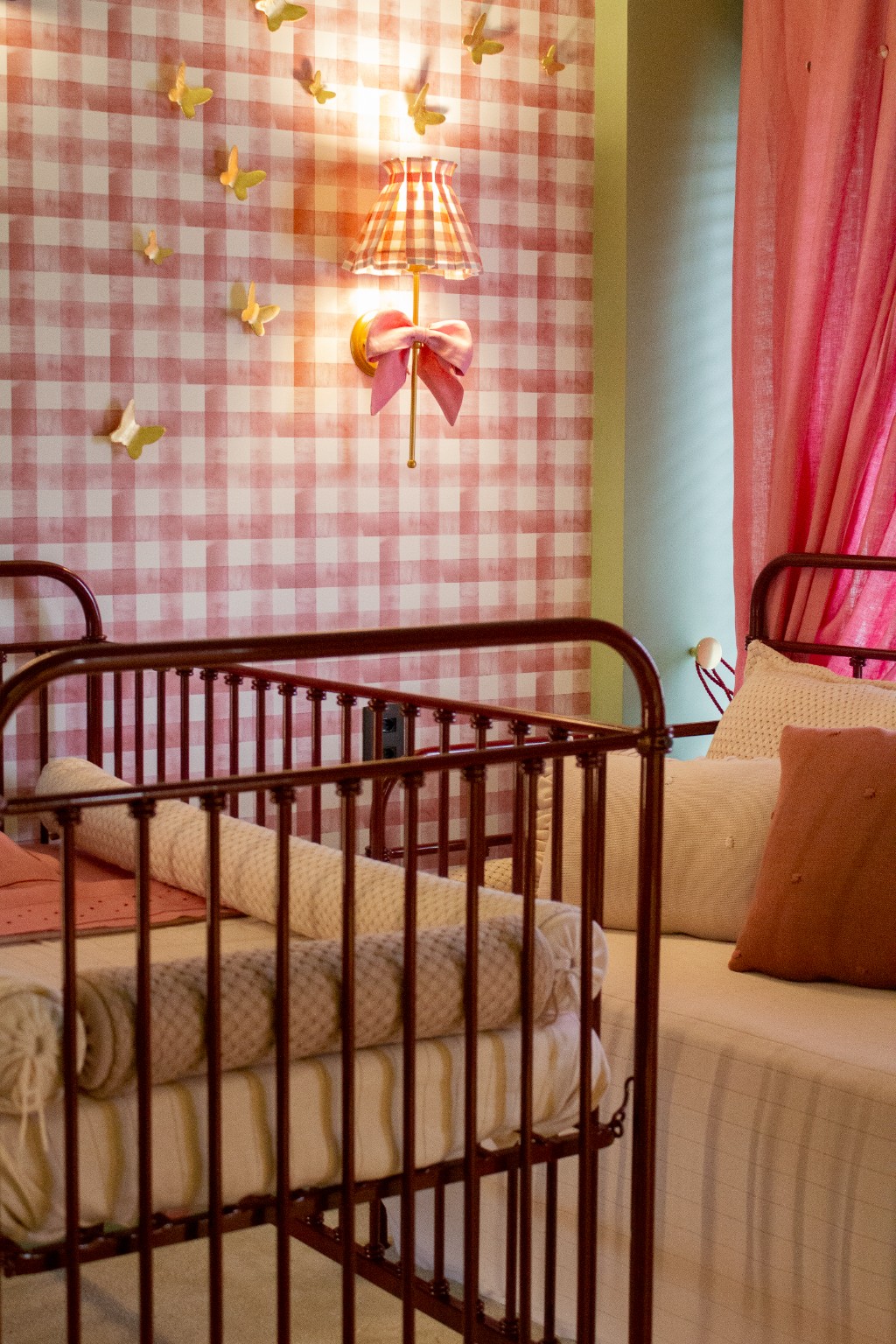 Quarto infantil Antonella em tons de ros&eacute; e cereja