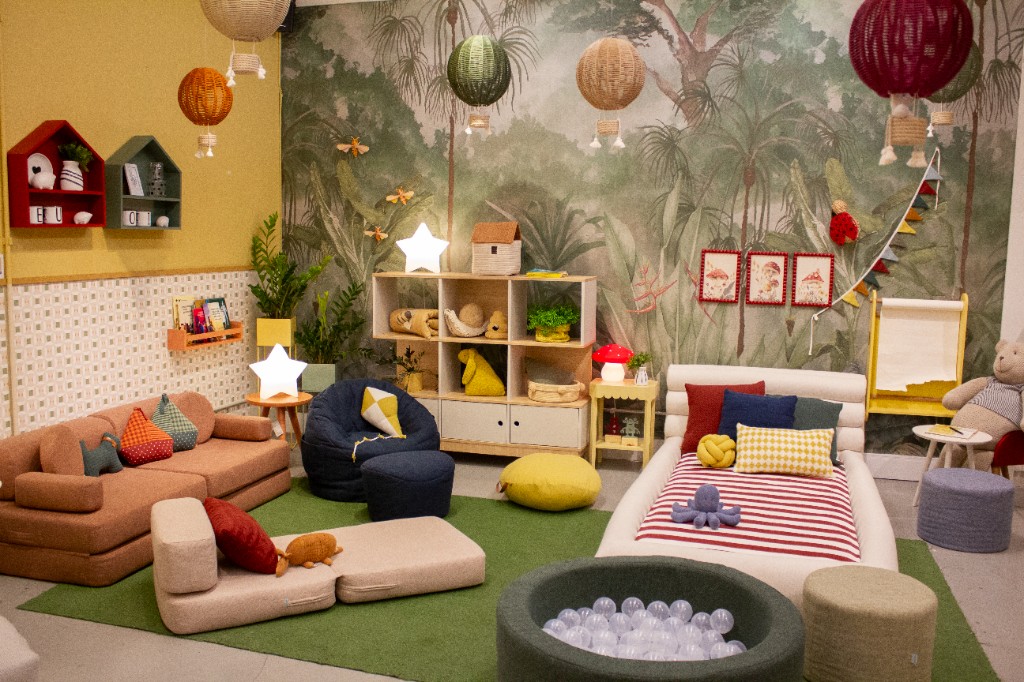 Showroom IN8 com m&oacute;veis infantis em espuma