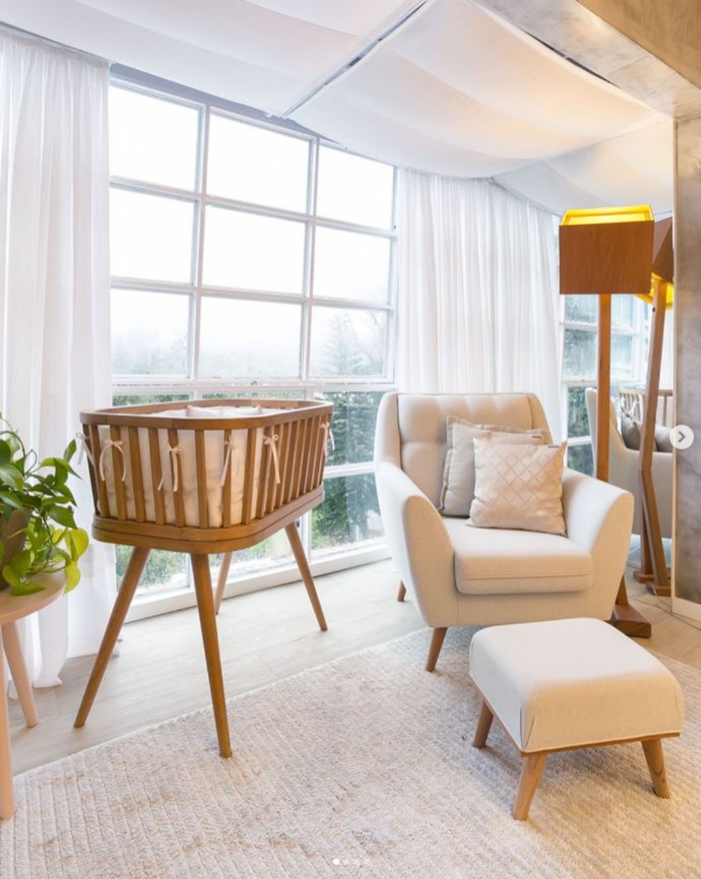 Mini Ber&ccedil;o Ninho ao lado da poltrona de amamenta&ccedil;&atilde;o