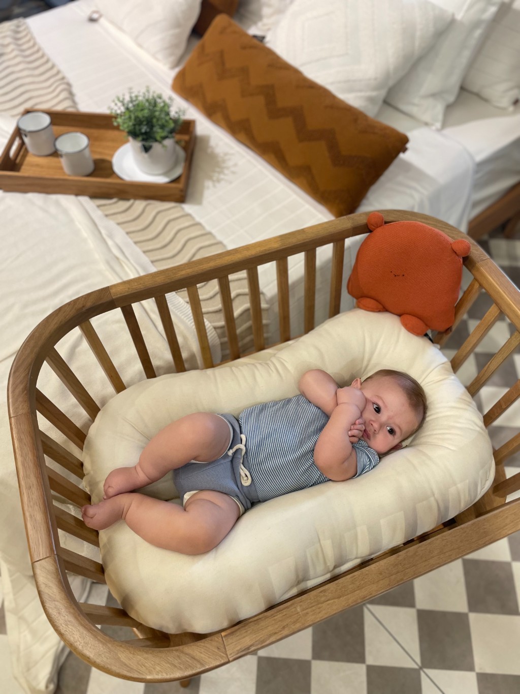 Beb&ecirc; Thomas no Mini Ber&ccedil;o Ninho ao lado da cama de casal