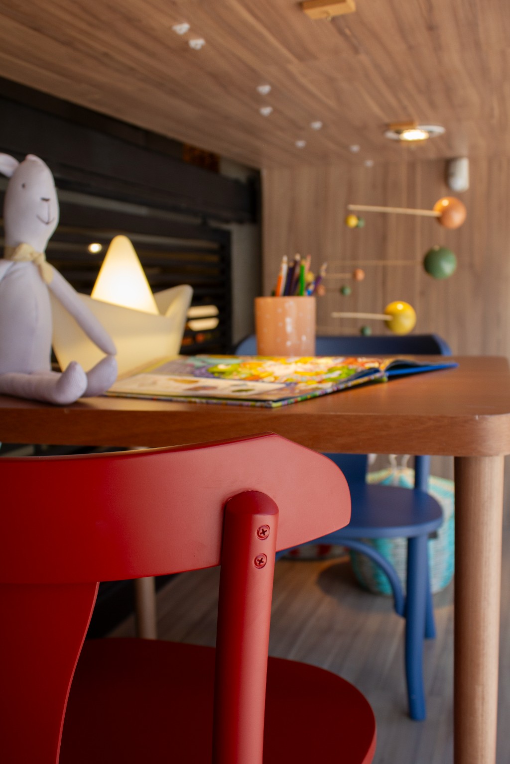 Mesa infantil quadrada em madeira com mini cadeiras coloridas para volta &agrave;s aulas