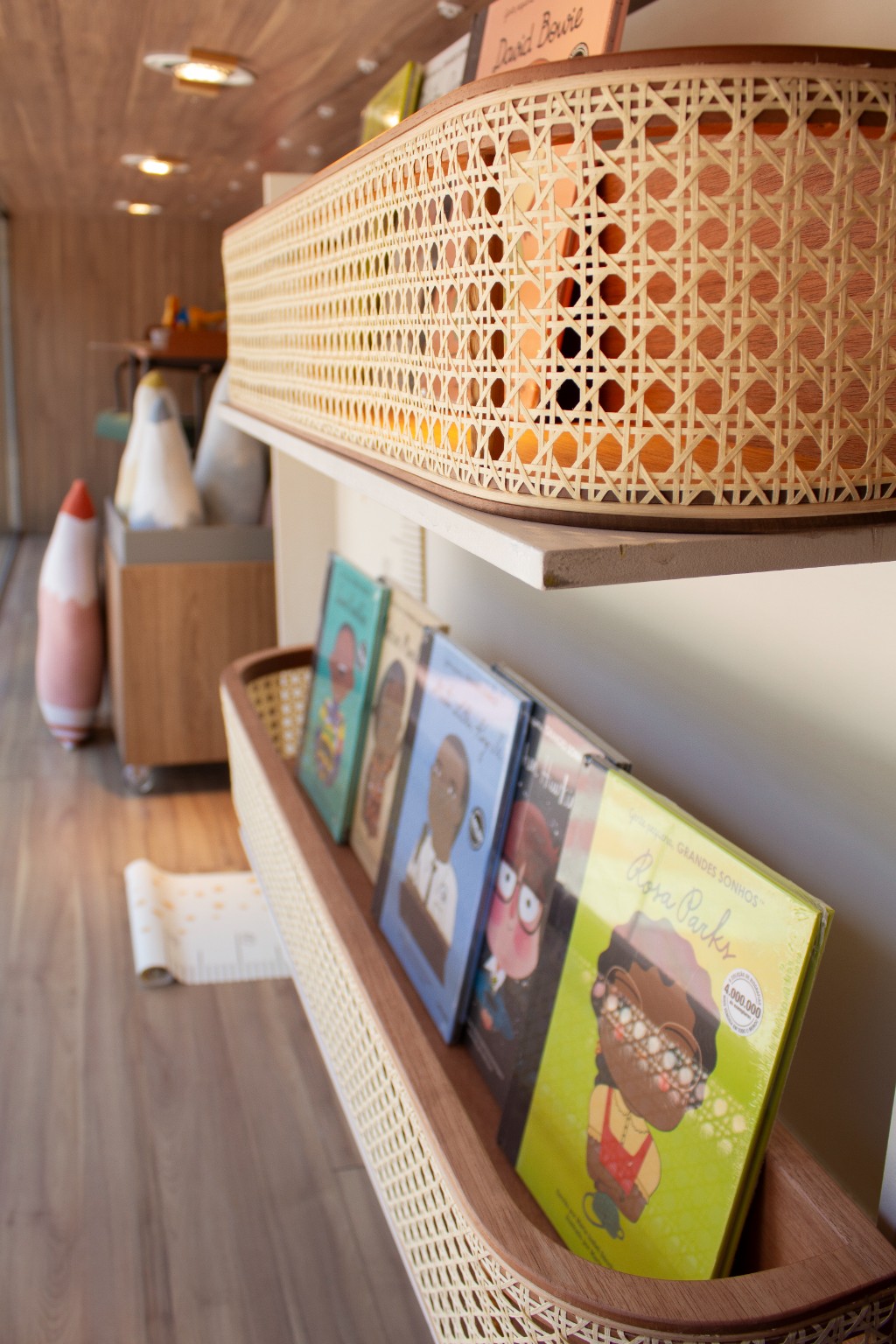 Revisteiro Lets em palha natural usado como porta livros infantil