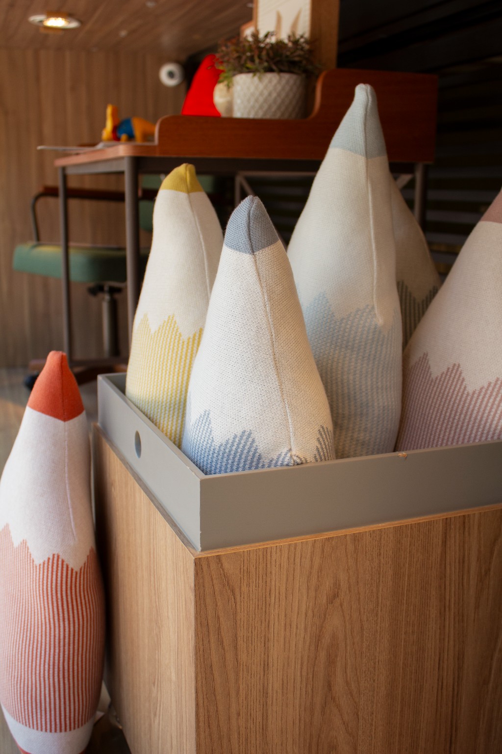 Caixa de brinquedos Duo em madeira com almofadas l&aacute;pis Rian Tricot