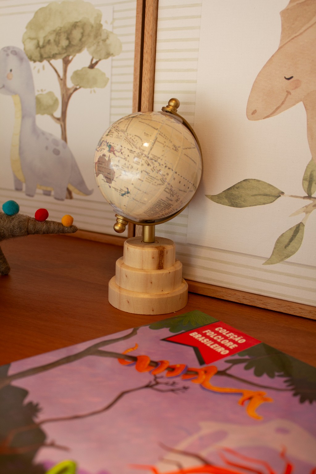 Globo terrestre Horizon decorativo infantil sobre escrivaninha