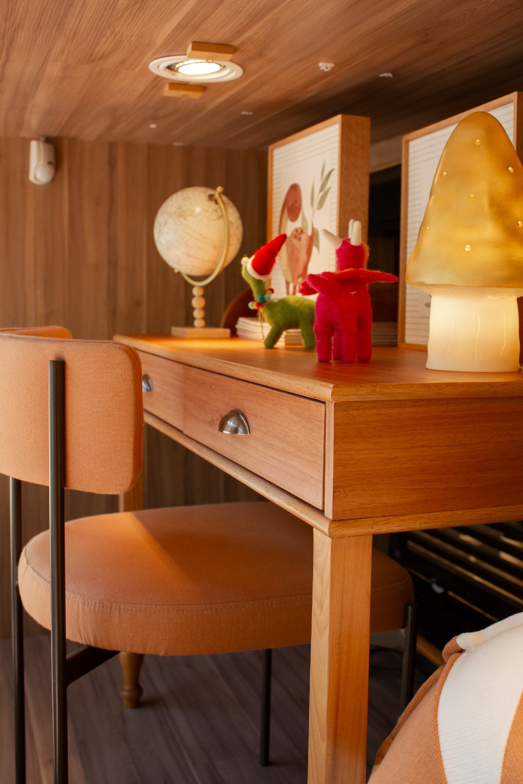 Escrivaninha Soli infantil com lumin&aacute;ria, cadeira Mush e decora&ccedil;&atilde;o educativa